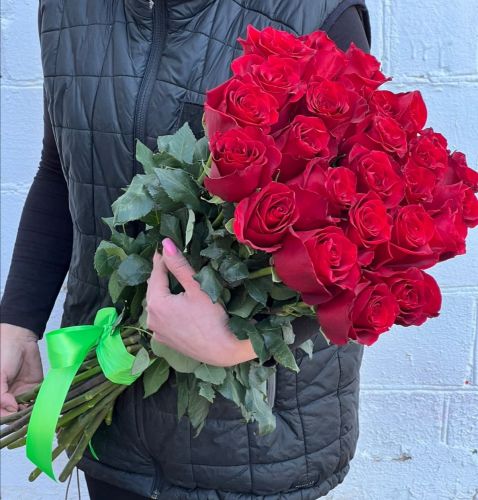 "Севилья"- букет из красных роз с доставкой по городу в Саки