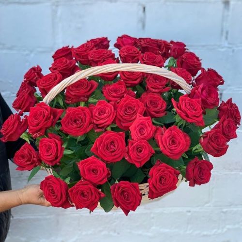 Корзина 51 красная роза - купить с доставкой в интернет-магазине | Флорист Экспресс в Саки